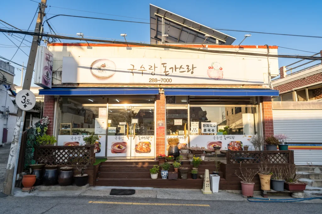 麺ととんかつの店の正面の様子です。
