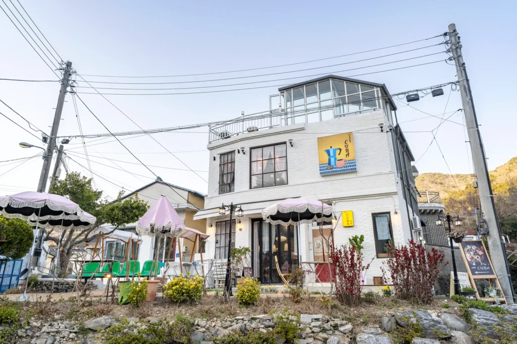 You can find this cafe at the very end of Yeojwacheon in Jinhae if you walk all the way. It's open for business.