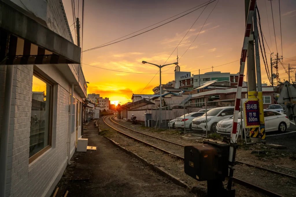 Here’s the scene near Gyeonghwa Station after the sun had completely set.