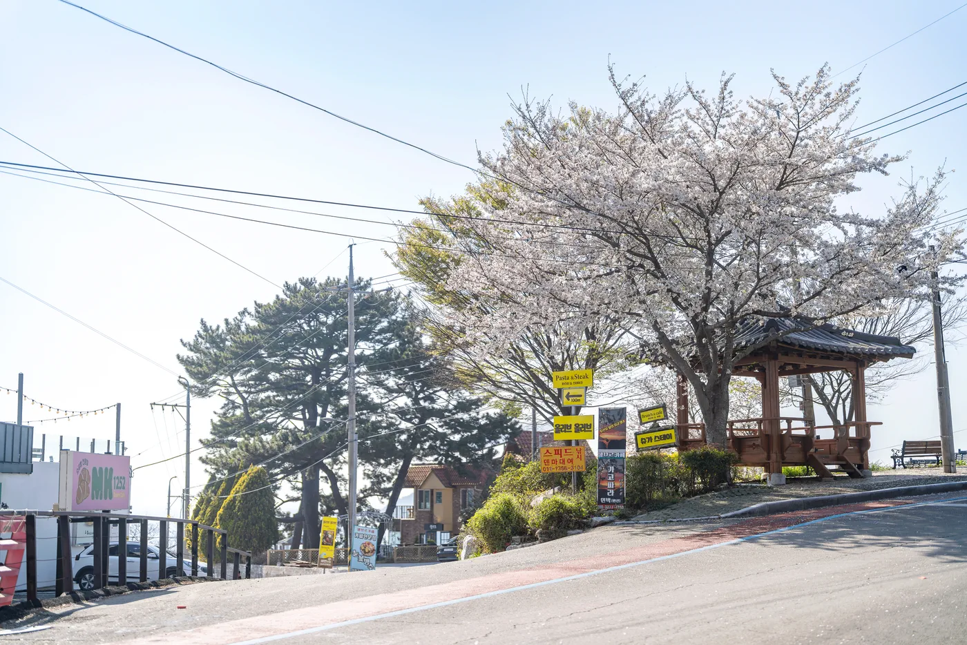 There are four cafes along Pyeongin Ilju-doro.