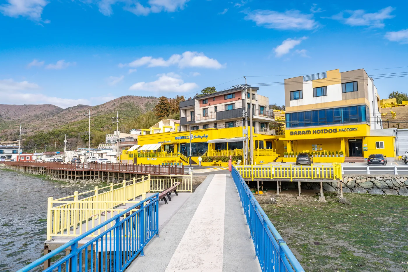 You can enjoy a meal with a view of the sea.