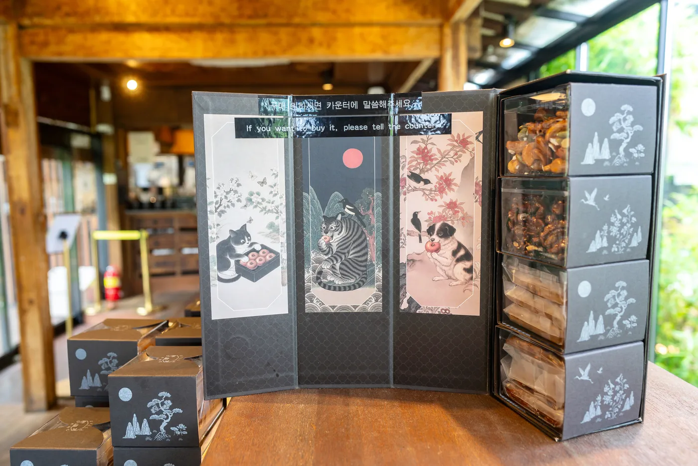 Folding-screen-shaped gift box