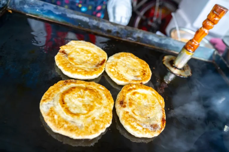 Hotteok being cooked at Dongpirang