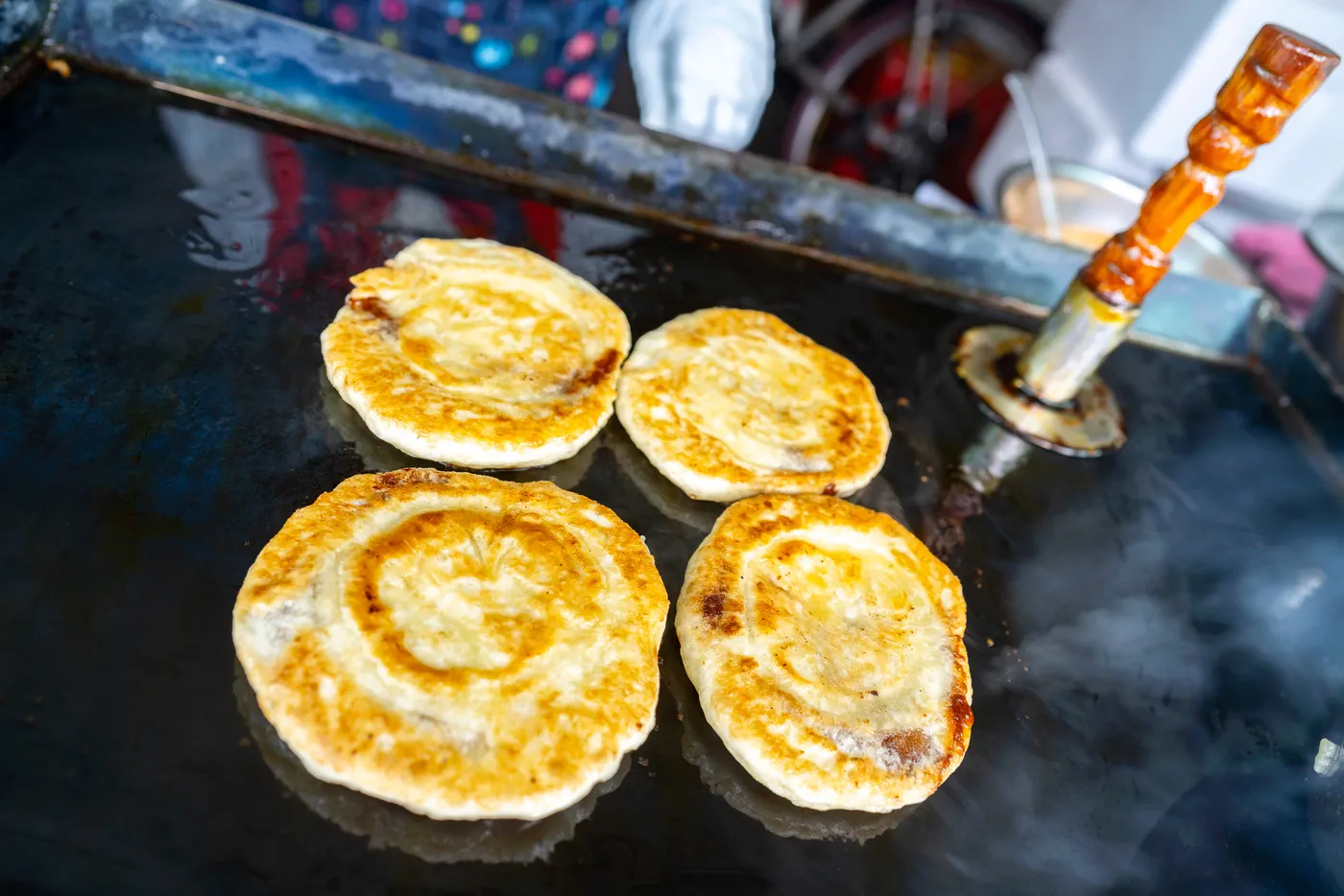 Hotteok being cooked in Dongpirang
