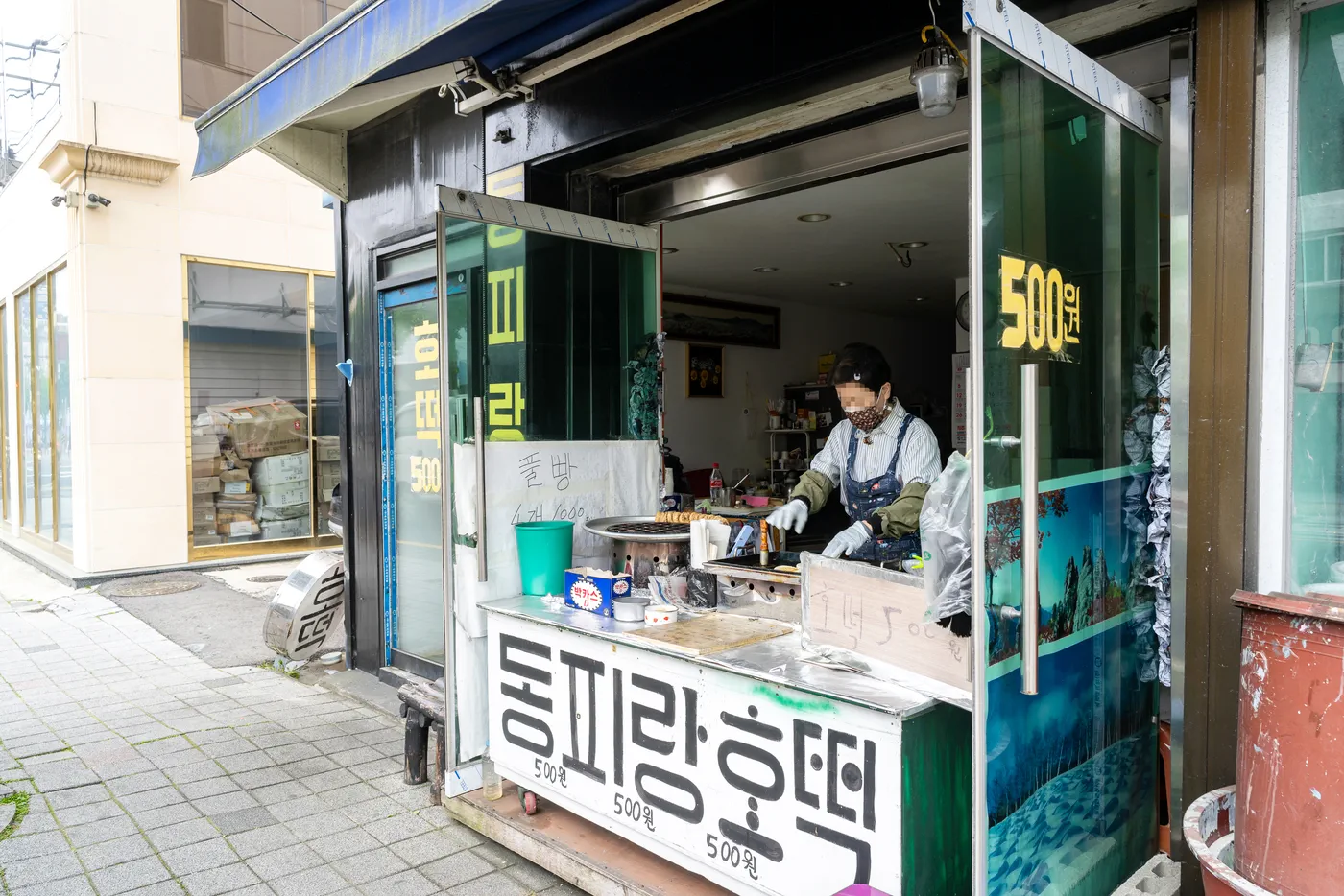 In front of the Dongpirang hotteok shop